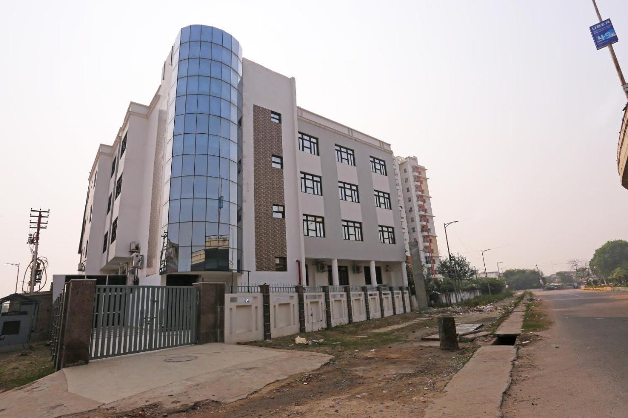 Capital O 10060 Hotel The Leaf Lucknow Esterno foto